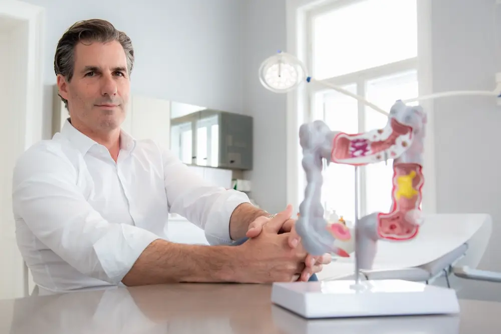Dr. Sporn explaining the anatomy of the stomach and oesophagus